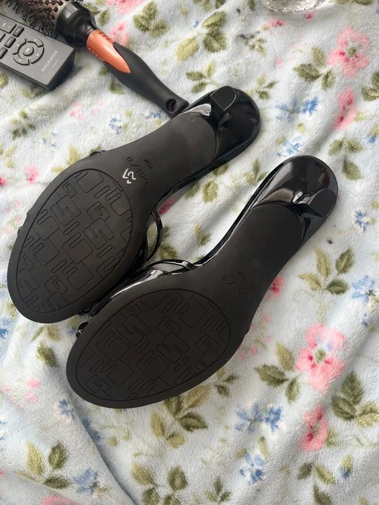 Unisa Black Patent Bow Low Heel Slide Mules - Picture 3 of 3